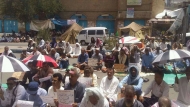 تحت شعار"الراتب حياة" العشرات بتعز يحتجون على عدم صرف الحكومة مرتبات الموظفين