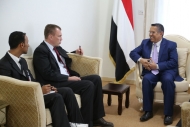 رئيس الوزراء يدعو المنظمات الحقوقية والإغاثية لفتح مكاتبها الرئيسة بعدن