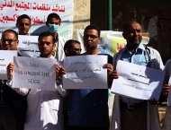 وقفة احتجاجية لأطباء تعز تندد بحصار المليشيات ومنع دخول الأكسجين