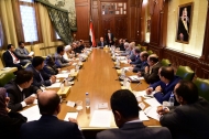 الرئيس هادي يرأس اجتماعا لمستشاريه واعضاء الفريق الحكومي في مشاورات الكويت