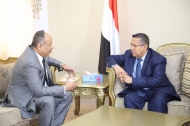 بن دغر: الحكومة تولي تعز اهتماماً كبيرا لتوفير الاحتياجات ورفع الحصار