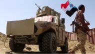 أحد أفراد القوات الجنوبية بجانب مدرعة عسكرية في لحج-موقع درع الجنوب