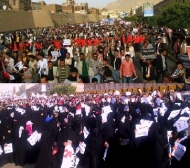 الحوثيون يفرقون بالرصاص ومسيلات الدموع مظاهرة مناهضة لهم في صنعاء ويعتدون على صحفيون