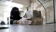 الحكومة اليمنية تقر وقف التحويلات عبر الشبكات المالية الداخلية بشكل مؤقت