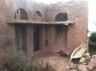الصورة لاحد المنازل التي تدمرت جراء قصف المليشيات الصلو في تعز
