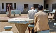 مرضى في مستشفى للأمراض العقلية يجلسون في الخارج في مدينة تعز اليمينية- فرانس برس