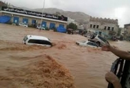 حضرموت.. وفاة وإصابة 12 شخصاً بسقوط سقف محل تجاري والسيول تقطع خط عدن حضرموت