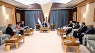 في لقائه مع المبعوث الاممي.. العليمي يؤكد الالتزام بنهج السلام القائم على المرجعيات المتفق عليها