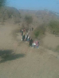 صورة تظهر عشرات المواطنين الذين تم تهجيرهم من منازلهم في جب حبشي بتعز من قبل المليشيات