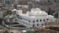 مسلحون يهاجمون المجمع الحكومي برداع بقذائف صاروخية