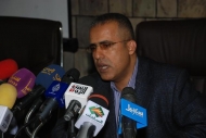 مجهولون يعتدون على رزاز وينهبون سيارته وسط مدينة تعز