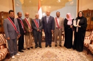 رئيس الجمهورية يكرم نخبة من كبار الأدباء والمثقفين ويقلدهم وسام الوحدة