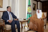 بحاح: الحكومة تعمل على إيجاد الحلول الاقتصادية والتنموية والدفع بعجلة البناء والإعمار إلى دائرة التنفيذ