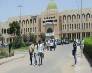طلاب كلية التربية ردفان يتظاهرون احتجاجا على تعليق الدراسة ﻭﻣﻨﻌﻬﻢ من الامتحان 